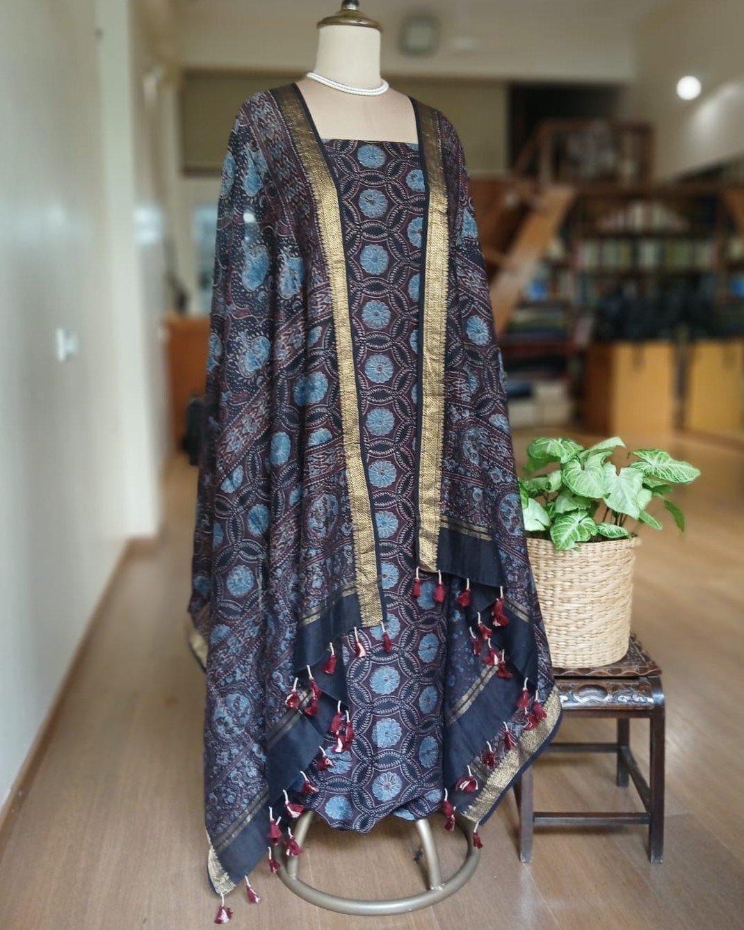 Two-piece salwar set in Maheshwari Silk Cotton - (SSMS0007) - Image 3