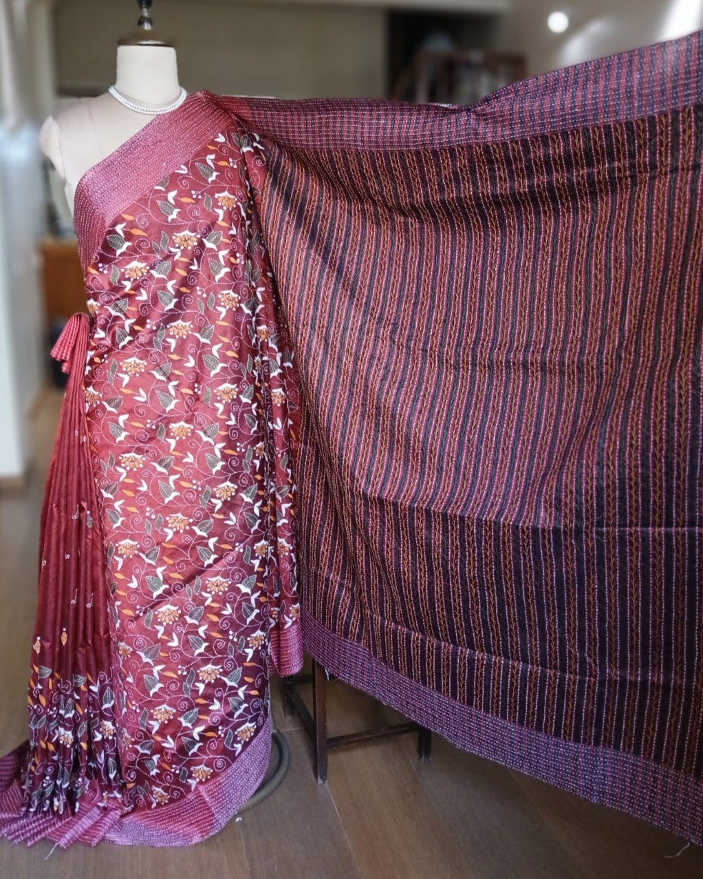 Hand Embroidered Santiniketan Kantha Saree - (SNBK0033) - Image 2